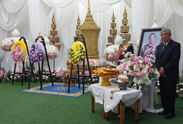 升富策略 泰国王室送花圈引出宫斗，欧拉弄比王后的更耀眼，诗妮娜被废了吗