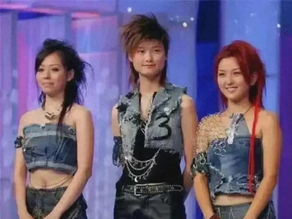 旺源配资 何洁一家五口泰国度假，38岁的她满头白发，两个女儿颜值相差太大