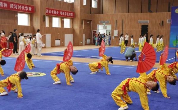 恒瑞盈 武术少年拳脚生风，足球场2000学子逐梦，校园超市凭智慧购物