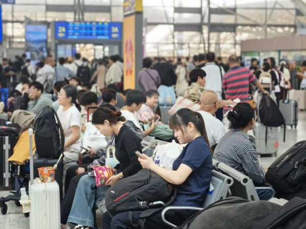 宏益配资 “双节”假期将至 铁路青岛站预计发送旅客170万人