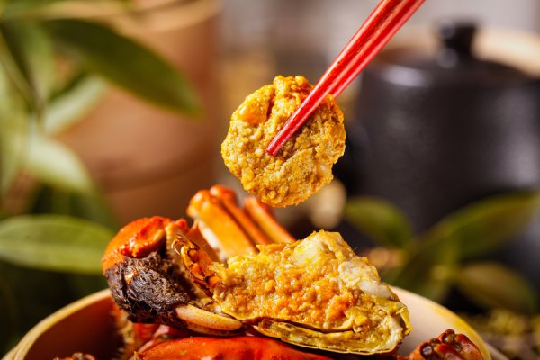 闪电策略 贪蟹一时爽，当心痛风来“敲门”！别小瞧蟹黄里的“嘌呤炸弹”